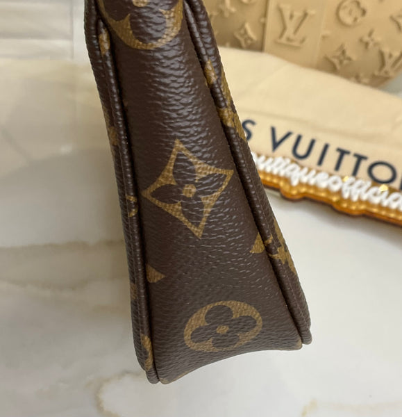 Louis Vuitton pochette panda