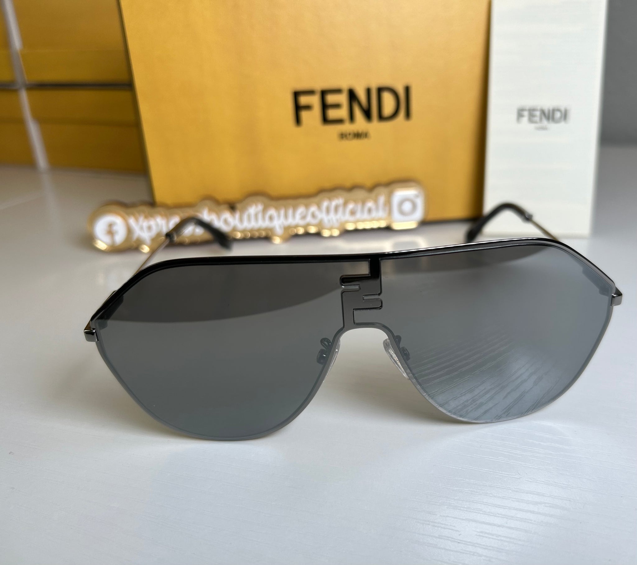 Fendi lente de sol plateado