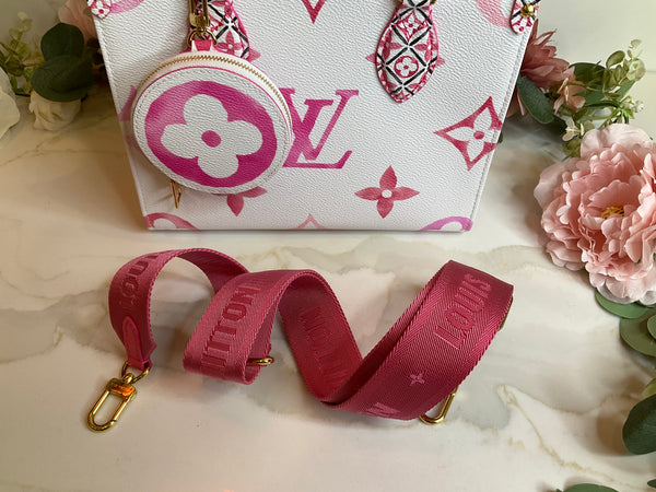 Louis Vuitton on the go PM by the pool