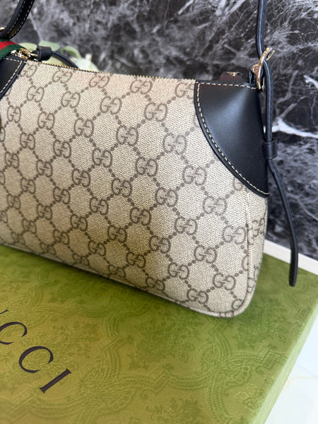 Gucci emblem shoulder bag black