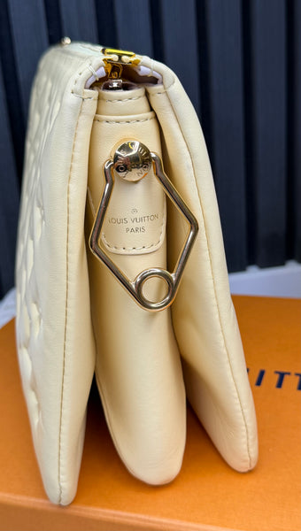 Louis Vuitton Cousin amarilla