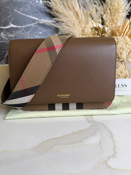 Burberry Mackford earth brown
